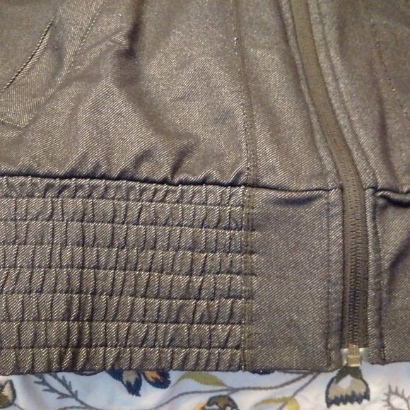 lululemon Athletica ladies Precip Jacket Sz S - Picture 2 of 6
